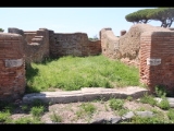 05923 ostia - regio iii - insula vii - domus fulminata (iii,vii,3-4) - raum (7) - decumanus maximus - bli ri westen - 06-2024.jpg